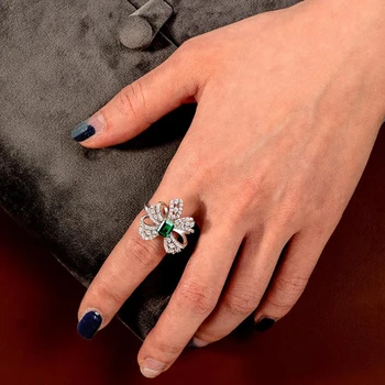 925 Sterling Silver Ring Luxusné Značky Emerald Vysokým Počtom Atómov Uhlíka Diamant Bowknot Prstene Pre Ženy Šumivé Svadobné Party Jemné Šperky